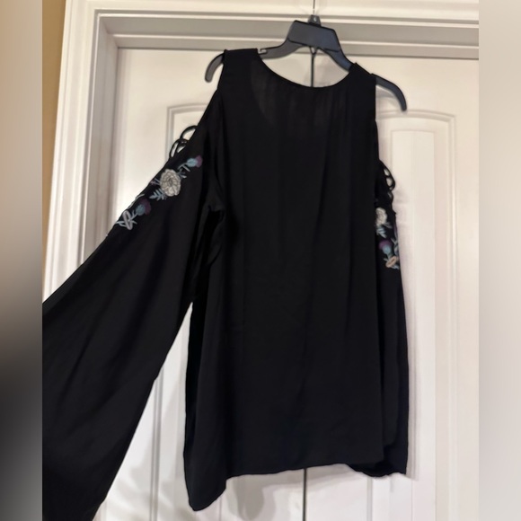 Outlander - Black Cold shoulder Top with Floral Thistle Accents - Picture 2 of 6